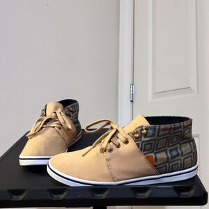 VANS WOMEN'S TAN / AZTEC CHUKKA BOOT SIZE 10